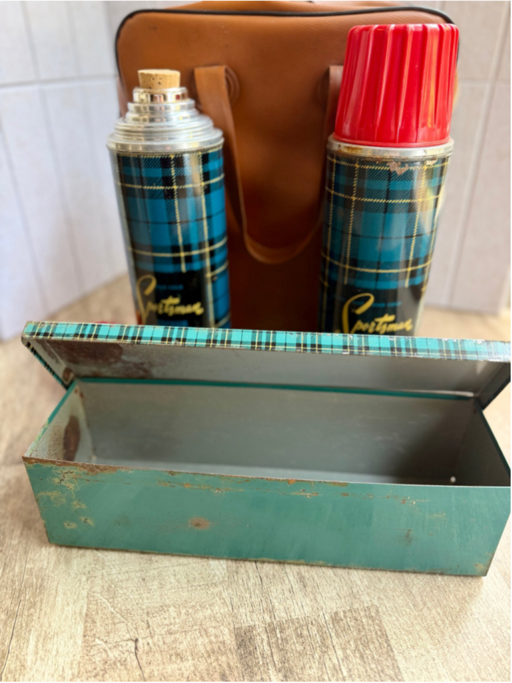 Vintage Sportsman Tartan Plaid Picnic Set Thermos Bottles Metal Box Vinyl Case - Picture 2 of 3